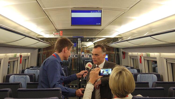 Bahn-Vorstandsmitglied Berthold Huber beim Talk mit dem bahneigenen TV-Team. Foto: Berthold Köhler