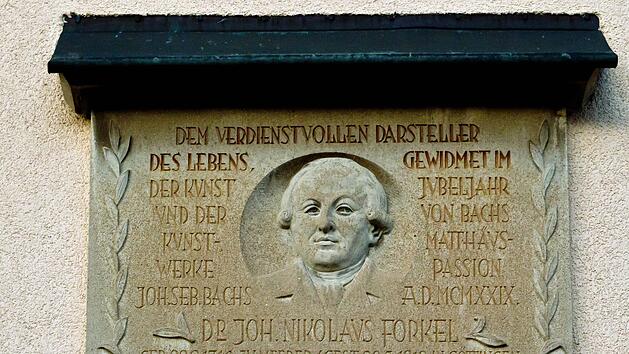 Diese Gedenktafel in seiner Heimatgemeinde Meeder erinnert an den Bach-Forscher Johann Nikolaus Forkel, der vor 200 Jahren verstorben ist.Foto: Archiv/Jochen Berger