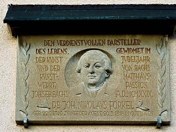 Diese Gedenktafel in seiner Heimatgemeinde Meeder erinnert an den Bach-Forscher Johann Nikolaus Forkel, der vor 200 Jahren verstorben ist.Foto: Archiv/Jochen Berger