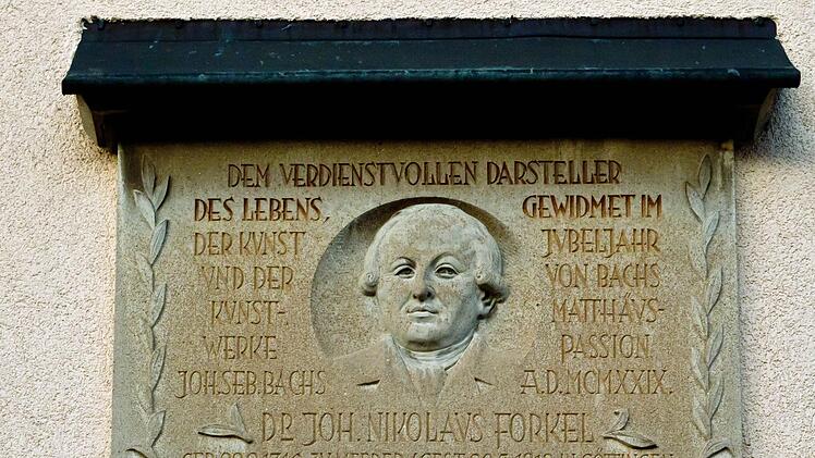 Diese Gedenktafel in seiner Heimatgemeinde Meeder erinnert an den Bach-Forscher Johann Nikolaus Forkel, der vor 200 Jahren verstorben ist.Foto: Archiv/Jochen Berger