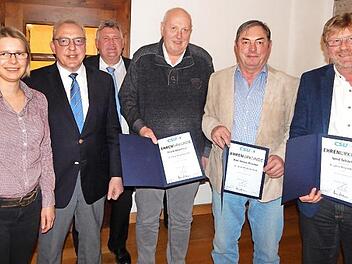 Für langjährige Mitgliedschaft wurden Frank Kirschner, Karl-Heinz Hübner und Gerd Schertel ausgezeichnet (von links mit Urkunden). Es gratulierten (von links) CSU-Europawahl-Kandidatin Nicole Kaiser, Ortsverbandsvorsitzender Harald Hübner und stellvertretender Kreisvorsitzender Gerhard Schneider. Foto: Horst Wunner