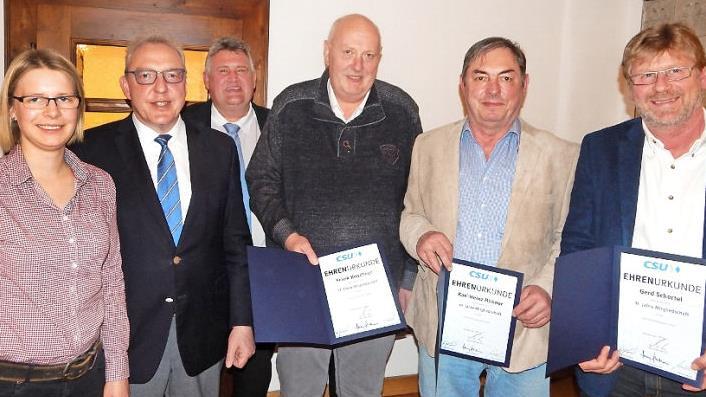 Für langjährige Mitgliedschaft wurden Frank Kirschner, Karl-Heinz Hübner und Gerd Schertel ausgezeichnet (von links mit Urkunden). Es gratulierten (von links) CSU-Europawahl-Kandidatin Nicole Kaiser, Ortsverbandsvorsitzender Harald Hübner und stellvertretender Kreisvorsitzender Gerhard Schneider. Foto: Horst Wunner