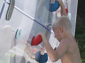 Paul Haberzettl ist ein echter Klettermaxe: Er hat den Trick schon raus. Eine kitzelige Stelle ist es, &uuml;ber den &Uuml;berhang zu kommen - f&uuml;r den Zehnj&auml;hrigen ist das aber kein Problem.Fotos: Sonny Adam