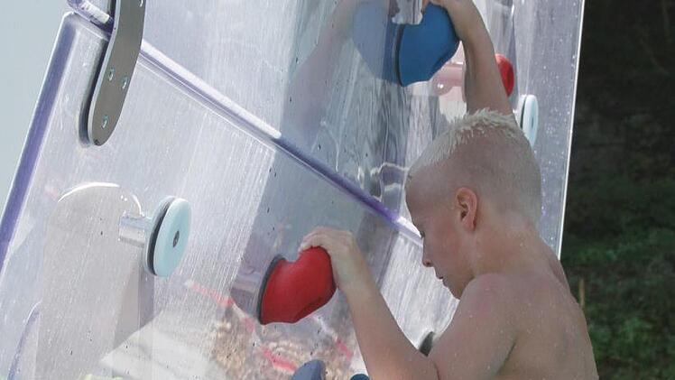 Paul Haberzettl ist ein echter Klettermaxe: Er hat den Trick schon raus. Eine kitzelige Stelle ist es, &uuml;ber den &Uuml;berhang zu kommen - f&uuml;r den Zehnj&auml;hrigen ist das aber kein Problem.Fotos: Sonny Adam