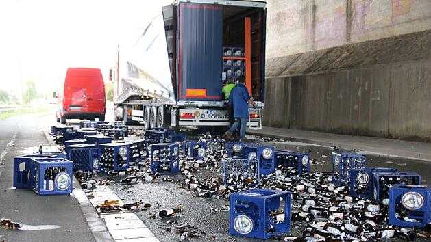 Mangelhafte Sicherung der Lkw-Plane f&uuml;hrte dazu, dass etliche Bierk&auml;sten auf der Stra&szlig;e landeten. Foto: Dagmar Besand