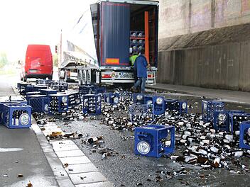 Mangelhafte Sicherung der Lkw-Plane führte dazu, dass etliche Bierkästen auf der Straße landeten. Foto: Dagmar Besand