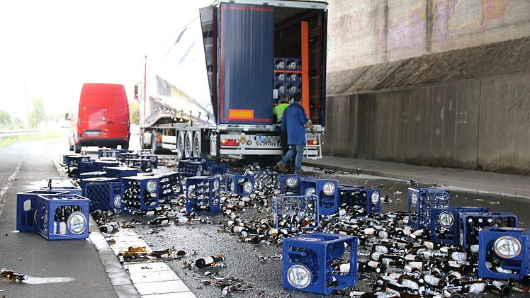 Mangelhafte Sicherung der Lkw-Plane führte dazu, dass etliche Bierkästen auf der Straße landeten. Foto: Dagmar Besand