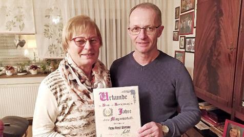 Mit der goldenen Ehrennadel für ihre 50-jährige Mitgliedschaft wurde Rosi Glatzer ausgezeichnet. Die Ehrung nahm Erster Vorsitzender Manfred Müller vor.  Foto: K.- H. Hofmann