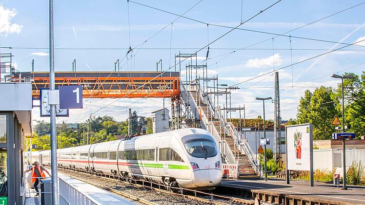 Ein ICE kommt aus Richtung Schweinfurt und fährt durch den Bahnhof und unter der momentanen  Provisionsbrücke (Übergang zu Gleis 2) hindurch. Das Gleis 1 (Vordergrund links) ist teilweise schon erneuert.