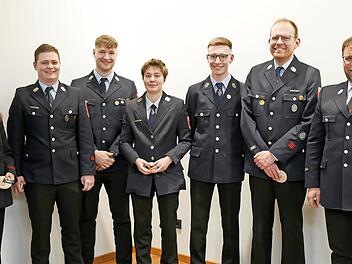 Ernennungen der aktiven Wehr (v. l.): Sabrina Scholz, Hannes Thiem, Kilian Rabenstein, Marie Prockl, Tobias Schulze, Julian Kaspar und Stefan Hassa.