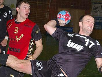 Da bleibt nur das Staunen. Während Rödelsees Radovan Suchy freistehend zum Wurf kommt bleibt Juniorennationalspieler Lars Spieß (TSV Lohr) nur das Nachsehen. Foto: Krumpholz