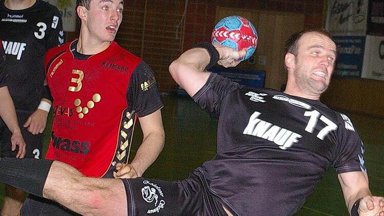 Da bleibt nur das Staunen. Während Rödelsees Radovan Suchy freistehend zum Wurf kommt bleibt Juniorennationalspieler Lars Spieß (TSV Lohr) nur das Nachsehen. Foto: Krumpholz