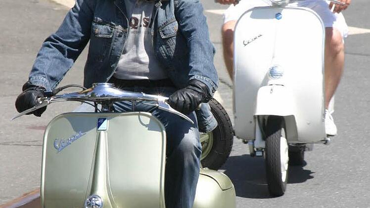 Zwei Vespas bei der Ausfahrt der Oldtimerfreunde Bad Staffelstein
