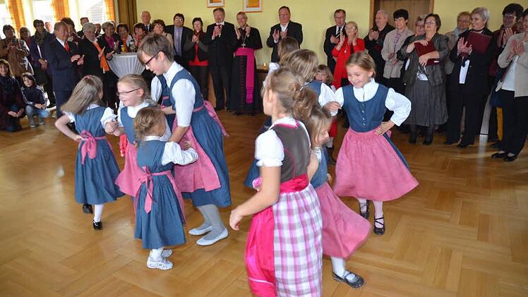 Da klatsche selbst der Erzbischof gerne rhythmisch mit: zu den feschen Folkloretänzen der Welitscher Trachtenkinder. Fotos: K.-H. Hofmann