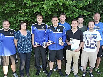 Zum Abschluss der Saison ehrten und verabschiedeten die Sportfreunde Unterpreppach einige ihrer Fußballer. Vorsitzender Dominik Präger und 2. Vorsitzende Adele Ludewig (von links) ehrten die besten Torschützen der 1. und 2. Mannschaft, Jonas Ludewig und Jürgen Lutsch sowie den Trainingsfleißigsten, Johannes Dietz (vorne weiter von links). Hinten von links Berthold Schor, Coach der 2. Mannschaft und Eduard Anton, der, ebenso wie Jonas Ludewig die Sportfreunde verlässt. Rechts Ingo Heinemann, 3...