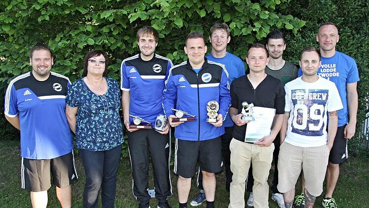 Zum Abschluss der Saison ehrten und verabschiedeten die Sportfreunde Unterpreppach einige ihrer Fußballer. Vorsitzender Dominik Präger und 2. Vorsitzende Adele Ludewig (von links) ehrten die besten Torschützen der 1. und 2. Mannschaft, Jonas Ludewig und Jürgen Lutsch sowie den Trainingsfleißigsten, Johannes Dietz (vorne weiter von links). Hinten von links Berthold Schor, Coach der 2. Mannschaft und Eduard Anton, der, ebenso wie Jonas Ludewig die Sportfreunde verlässt. Rechts Ingo Heinemann, 3...