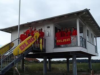 Die DLRG-Rettungsschwimmer aus Bad Kissingen an der Strandwache in Rerik. Foto: DLRG