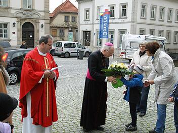 Wie schon seine Schwester vor drei Jahren überreichte Mika dem Weihbischof Blumen, bevor dieser in der Stadtpfarrkirche in Eltmann die Firmung spendete. Foto: Sabine Weinbeer