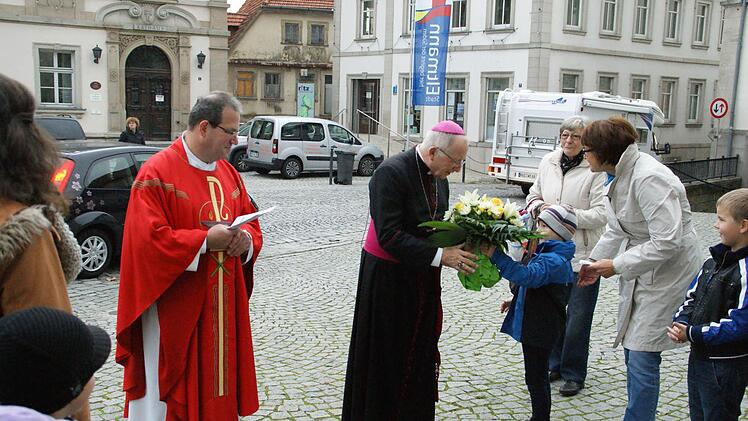 Wie schon seine Schwester vor drei Jahren überreichte Mika dem Weihbischof Blumen, bevor dieser in der Stadtpfarrkirche in Eltmann die Firmung spendete. Foto: Sabine Weinbeer