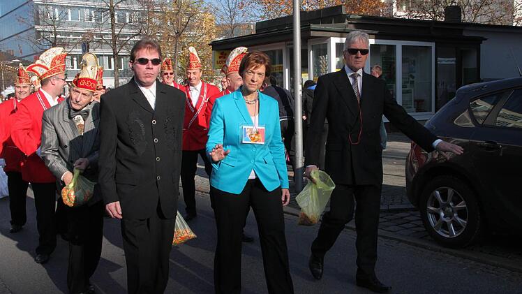 Kulmela Murkel (Birgit Obermaier), beschützt von ihren Bodyguards Hans Beyer (rechts) und René Hofmann auf dem Weg zum Rathaus. Dahinter die Elferräte. Foto: Stephan Stöckel