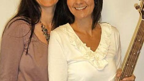Alexandra Förtsch (rechts) bildet mit Ute Fischer-Petersohn das Duo "Flair" und ...