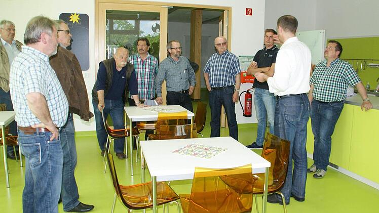 Regelmäßig schaut sich der Eltmanner Bauausschuss in der Mensa um, die bestens angenommen wird, wie auch das Schülercafe. Über 120 Kinder essen täglich in der Mensa zu Mittag. Foto: Sabine Weinbeer