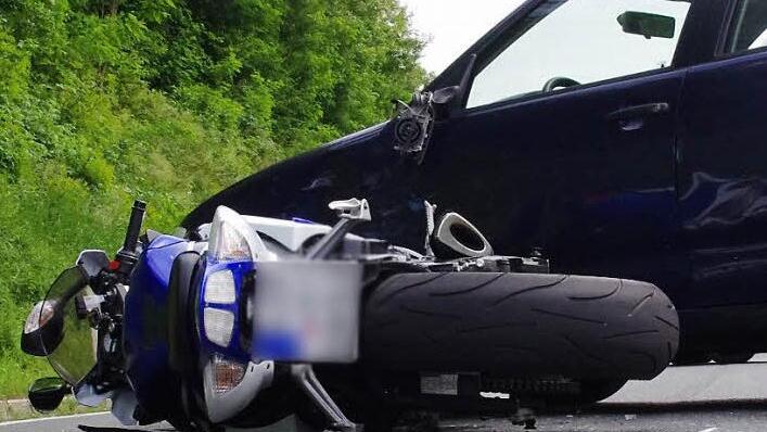 Der Motorradfahrer wurde vom wendenden Autofahrer übersehen. Beim Zusammenstoß zog sich der Kradfahrer schwere Verletzungen zu. Foto: Marco Meißner