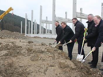 Jetzt geht's richtig los: Mit dem Spatenstich werden endgültig die Weichen für den Umzug des Hagebaumarkts gestellt. Unser Bild zeigt (von links): Eric Bienlein-Karst, Wolfgang Beiergrößlein, Jürgen Baumgärtner, Hans Karst und Hans Michelbach. Foto: Veronika Schadeck