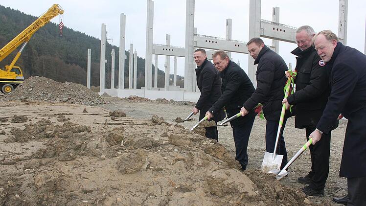 Jetzt geht's richtig los: Mit dem Spatenstich werden endgültig die Weichen für den Umzug des Hagebaumarkts gestellt. Unser Bild zeigt (von links): Eric Bienlein-Karst, Wolfgang Beiergrößlein, Jürgen Baumgärtner, Hans Karst und Hans Michelbach. Foto: Veronika Schadeck