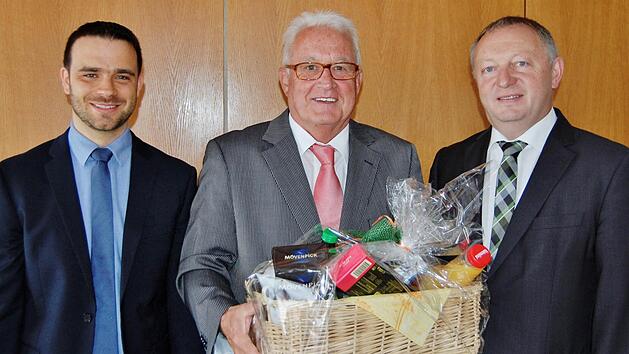 Der langjährige Verbandsgeschäftsführer Manfred Körber (69, Mitte) wurde nach 37-jähriger Tätigkeit von Landrat Thomas Bold und dem neuen Geschäftsführer Christian Metz in den Ruhestand verabschiedet Foto: Sigismund von Dobschütz
