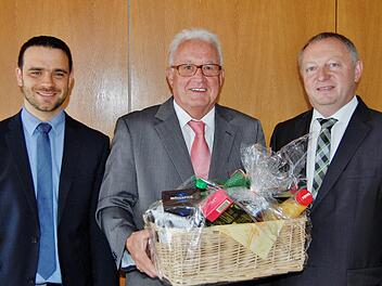 Der langjährige Verbandsgeschäftsführer Manfred Körber (69, Mitte) wurde nach 37-jähriger Tätigkeit von Landrat Thomas Bold und dem neuen Geschäftsführer Christian Metz in den Ruhestand verabschiedet Foto: Sigismund von Dobschütz