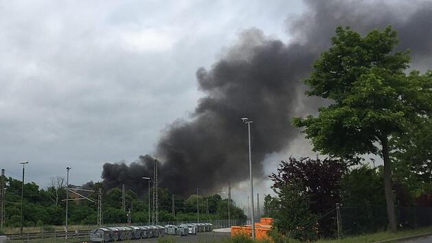 Weit sichtbar war der Rauch bei dem Großbrand in der Fabrik von Südzucker in Ochsenfurt. Nun ermittelt die Polizei auch wegen Brandstiftung.  Foto: News5/Hoefig