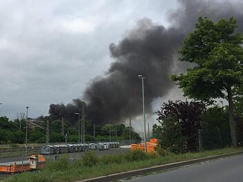 Weit sichtbar war der Rauch bei dem Großbrand in der Fabrik von Südzucker in Ochsenfurt. Nun ermittelt die Polizei auch wegen Brandstiftung.  Foto: News5/Hoefig