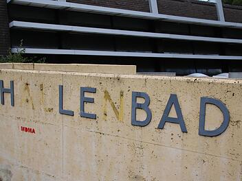 Das Münnerstädter Hallenbad ist marode. Doch ist ein Abbruch wirklich wirtschaftlicher als eine Sanierung? Antwort auf diese Frage soll eine Gegenüberstellung der Kosten geben.Heike Beudert