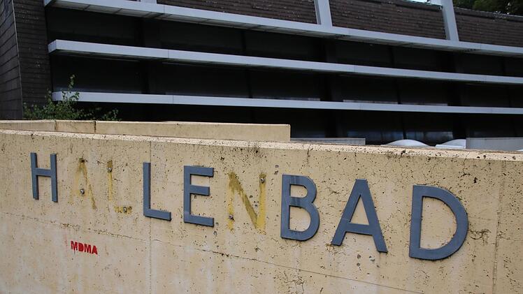 Das Münnerstädter Hallenbad ist marode. Doch ist ein Abbruch wirklich wirtschaftlicher als eine Sanierung? Antwort auf diese Frage soll eine Gegenüberstellung der Kosten geben.Heike Beudert