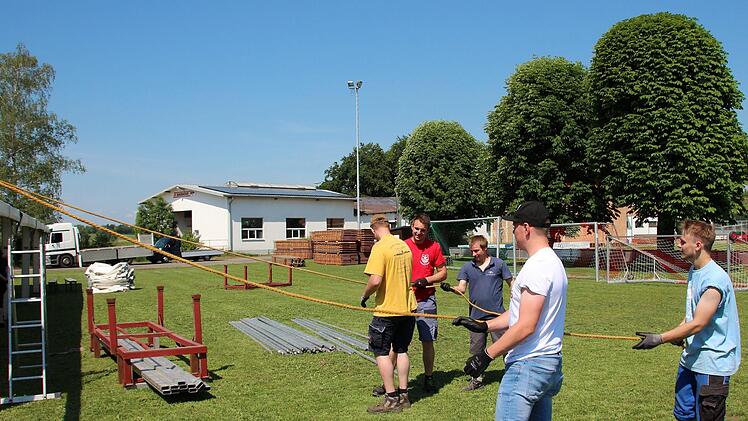 Si lief der Zeltaufbau für die Feier zum 55-jährigen Bestehen der Landjugend Meeder.