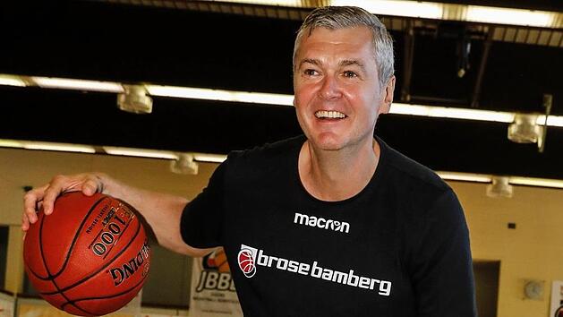 Mit dem Ball kann Ainars Bagatskis noch gut umgehen. Gut gelaunt beantwortete der 51-j&auml;hrige Lette die Fragen im Interview mit unserer Zeitung. Foto: Daniel L&ouml;b