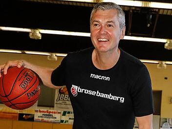 Mit dem Ball kann Ainars Bagatskis noch gut umgehen. Gut gelaunt beantwortete der 51-jährige Lette die Fragen im Interview mit unserer Zeitung. Foto: Daniel Löb