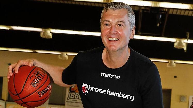 Mit dem Ball kann Ainars Bagatskis noch gut umgehen. Gut gelaunt beantwortete der 51-jährige Lette die Fragen im Interview mit unserer Zeitung. Foto: Daniel Löb