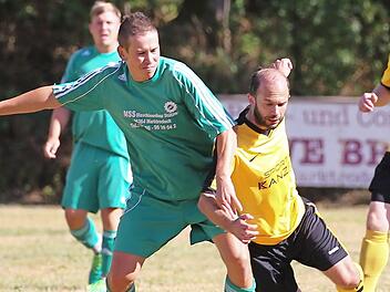 Am sechsten Spieltag setzte es für Martin Zembrzuski (grünes Trikot) und den FC Seibelsdorf noch eine deftige 0:6-Pleite.  Foto: Heinrich Weiß