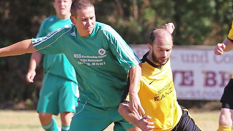 Am sechsten Spieltag setzte es für Martin Zembrzuski (grünes Trikot) und den FC Seibelsdorf noch eine deftige 0:6-Pleite.  Foto: Heinrich Weiß