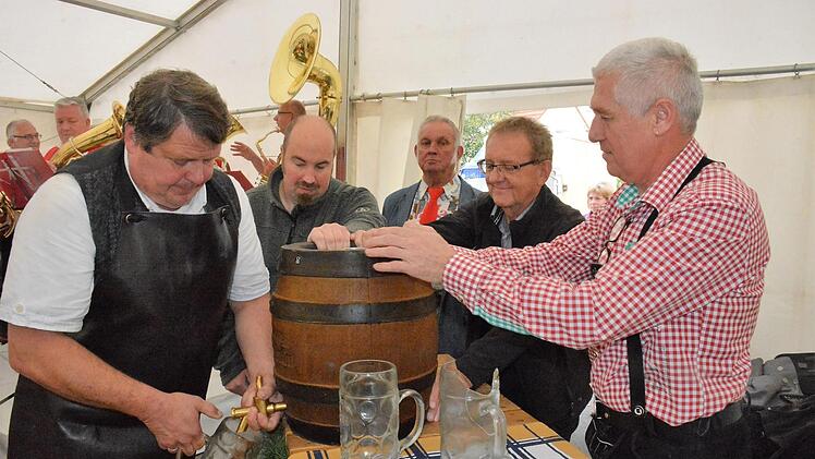 Am 29. September erfolgt wieder der traditionelle Bieranstich durch Bürgermeister Hermann Niediek.