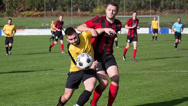 Giftings Toptorjäger Johannes Zwosta (gelbes Trikot, 19 Tore) kämpft im Spitzenspiel mit Manuel Wisneswski um den Ball. Gifting gewann diese Rückrundenpartie gegen die SG Gundelsdorf/Reitsch mit 4:2.  Foto: H. Weiß