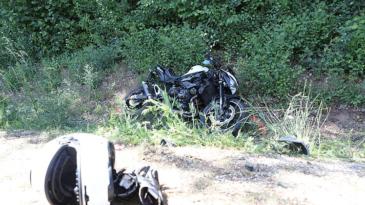 Biker kollidiert frontal mit Lastwagen: Motorradfahrer schwer verletzt