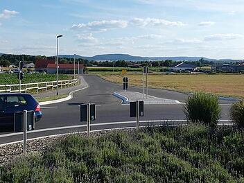 Hier am ersten Kreisverkehr in Zeil, von Haßfurt kommend, sollen rechts auf dem jetzigen Stoppelfeld ein neuer Lidl-Markt, ein führender Vollsortimenter und eine Bäckereifiliale oder ähnliche Geschäfte entstehen. Der Stadtrat Zeil befasste sich mit den Planungen, die das Gesicht der Stadt an ihrem westlichen Rand verändern werden.  Foto: Christian Licha