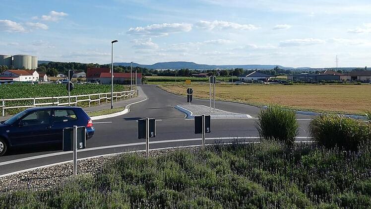 Hier am ersten Kreisverkehr in Zeil, von Haßfurt kommend, sollen rechts auf dem jetzigen Stoppelfeld ein neuer Lidl-Markt, ein führender Vollsortimenter und eine Bäckereifiliale oder ähnliche Geschäfte entstehen. Der Stadtrat Zeil befasste sich mit den Planungen, die das Gesicht der Stadt an ihrem westlichen Rand verändern werden.  Foto: Christian Licha
