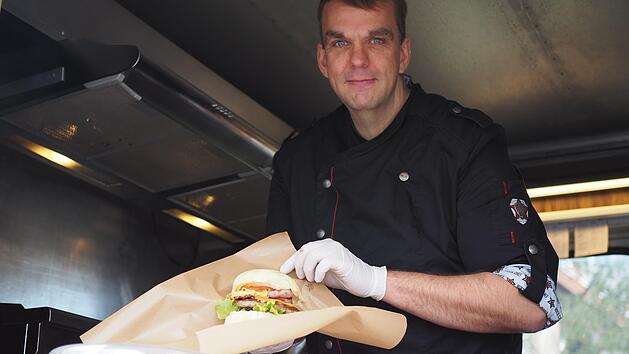 Oliver Popp bietet frisch zubereitete Burger und Pommes auf dem B3&ouml;3 F&ouml;&ouml;dsp&auml;ce an, mit seinem Truck ist er jeden Tag an einem anderen Standort.
