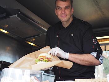 Oliver Popp bietet frisch zubereitete Burger und Pommes auf dem B3ö3 Föödspäce an, mit seinem Truck ist er jeden Tag an einem anderen Standort.