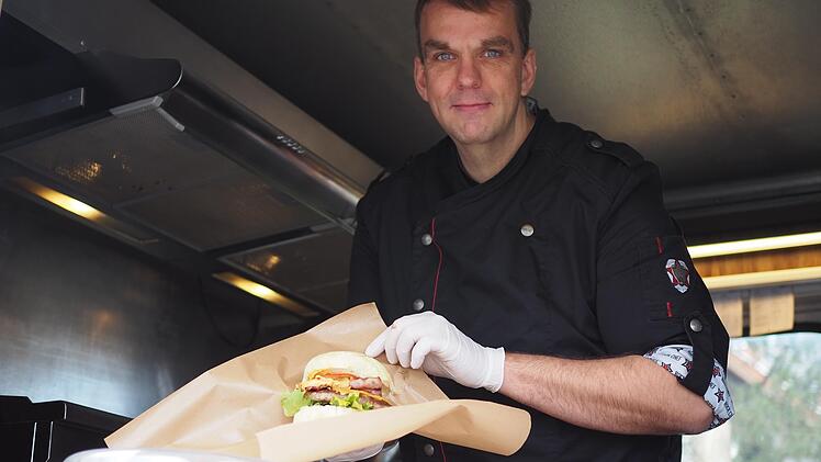 Oliver Popp bietet frisch zubereitete Burger und Pommes auf dem B3ö3 Föödspäce an, mit seinem Truck ist er jeden Tag an einem anderen Standort.