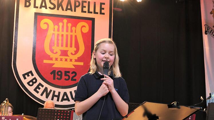 Jungmusikerin Leni Dees bei der Begrüßung. Foto: Elisabeth Mehn